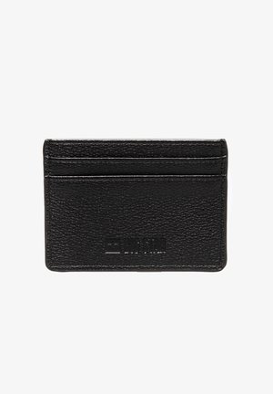 Czarny, teksturowany skórzany etui na karty z dwoma przegródkami na karty oraz wytłoczonym logo "BIG STAR" na środku przedniej strony.