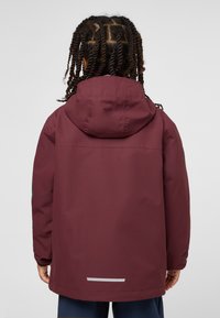 Bordeauxrote wasserfeste Jacke mit Kapuze, geradem Schnitt, elastischen Bündchen und reflektierenden Akzenten an Ärmeln und Saum.