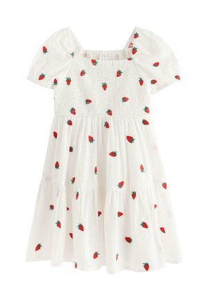 Hvid småbørns kjole med pufærmer, smocket liv og røde jordbærtryk spredt ud over stoffet.
