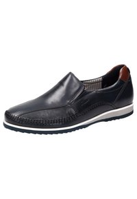 Navyfarbene Lederschlupfschuhe mit einer genähten Zehenpartie, einem braunen Lederakzent an der Ferse und einer weißen Gummisohle. Gestreifte Innenauskleidung.