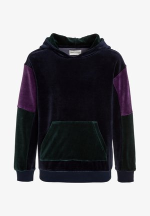 Sweat à capuche en velours bleu marine foncé avec des accents de panneaux verts et violets. Comprend une poche avant et une capuche avec cordon de serrage. Texture douce partout.