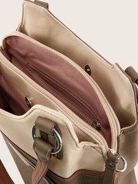 Ledertasche in Beige und Braun mit geräumigem Innenraum, einem Reißverschlussfach und einer glatten Textur. Enthält Metallakzente.