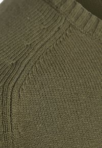Olijfgroen gebreid sweater met een getextureerd ontwerp, ribbelkraag en diagonale steken. Zacht materiaal en een comfortabele uitstraling.