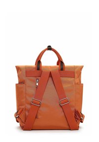 Zaino in nylon arancione con manici doppi, spallacci regolabili e tasca anteriore con zip. Presenta una superficie liscia e cuciture rinforzate.