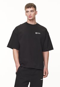 Pegador ANTIGUA BOXY TEE - Apdrukāts T-krekls - washed black