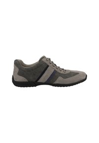 Baskets de sport en suède gris et mesh avec des rayures navy, une tige texturée, des lacets ronds et une semelle en caoutchouc noir.