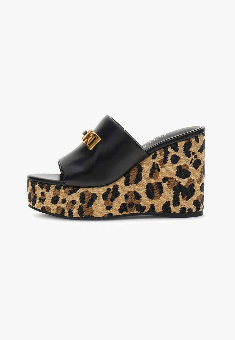 Sandalia de cuña de cuero negro con punta abierta, detalle de hebilla dorada y suela plataforma con estampado de leopardo.