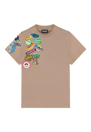 Maglietta beige con toppe colorate in stile cartone animato, tra cui pizza, palma, fantasma fiammeggiante, orsacchiotto e vari loghi "Barrow" sul petto sinistro e sulla manica.