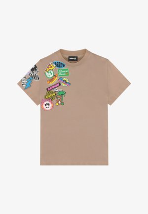 Maglietta beige con toppe colorate in stile cartone animato, tra cui pizza, palma, fantasma fiammeggiante, orsacchiotto e vari loghi "Barrow" sul petto sinistro e sulla manica.
