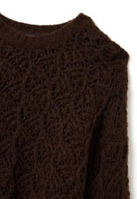 Brauner gestrickter Pullover mit einem strukturierten Blättermuster, Rundhalsausschnitt und weichem, flauschigem Stoff, der am Kragen und an den Ärmeln sichtbar ist.