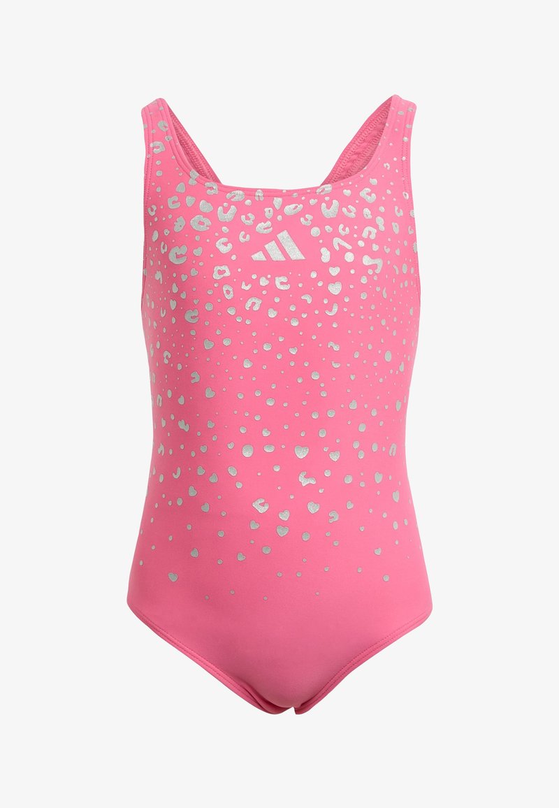 Maillot de bain rose avec un design sans manches, des motifs léopard argentés et des cœurs, et un logo Adidas sur la poitrine. Texture lisse.