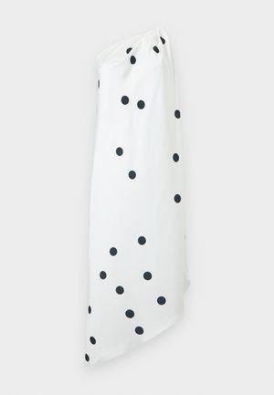 Λευκό φόρεμα με έναν ώμο και μαύρα πουά, ασύμμετρο τελείωμα και λεπτομέρεια με ρίγες στο ντεκολτέ σε απλό φόντο.