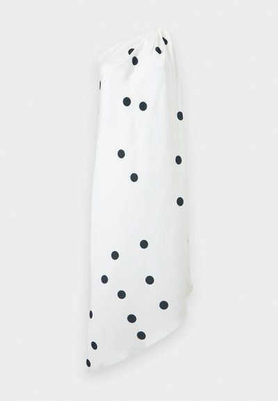 Λευκό φόρεμα με έναν ώμο και μαύρα πουά, ασύμμετρο τελείωμα και λεπτομέρεια με ρίγες στο ντεκολτέ σε απλό φόντο.