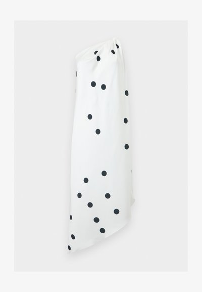 Λευκό φόρεμα με έναν ώμο και μαύρα πουά, ασύμμετρο τελείωμα και λεπτομέρεια με ρίγες στο ντεκολτέ σε απλό φόντο.