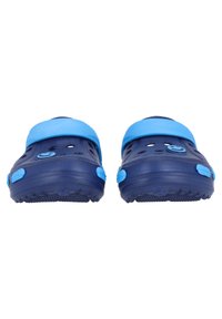 Sabots bleu marine avec une sangle bleu clair, trous de drainage sur le dessus et semelles à motif pour l'adhérence. Le matériau en caoutchouc est flexible et durable.