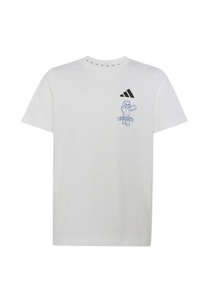 Biała koszulka z krótkim rękawem z czarnym logo Adidas i niebieską grafiką postaci z Minecrafta na górnej części klatki piersiowej.