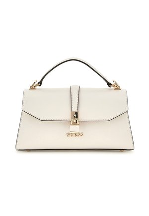 Kremfarbene rechteckige Handtasche mit goldverschluss, schwarzem Tragegriff und GUESS-Logo auf der Vorderklappe.
