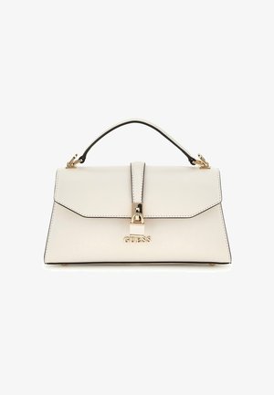 Kremfarbene rechteckige Handtasche mit goldverschluss, schwarzem Tragegriff und GUESS-Logo auf der Vorderklappe.