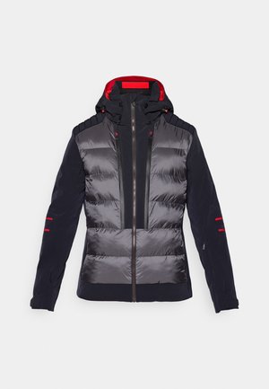 Gepolsterte schwarze und graue Jacke mit Kapuze, ausgestattet mit einem Frontreißverschluss, roten Akzenten und strukturierten Paneelen an Schultern und Ärmeln.