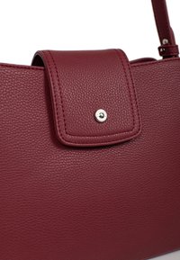 Borsa a tracolla in pelle bordeaux con finitura testurizzata. Dotata di chiusura a pattina con bottone a pressione argentato e tracolla rimovibile.