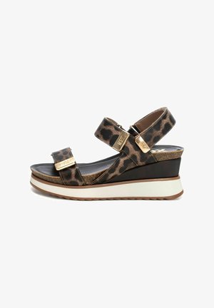 Sandalo con zeppa in stampa leopardata, design a doppia cinghia, accessori in tonalità oro e soletta imbottita. Presenta una suola piattaformata bianca testurizzata.