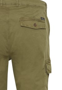 Olijfgroene cargo pants met een gladde textuur, voorzien van een steekzak op de achterkant, knoopsluiting en gestikte details.