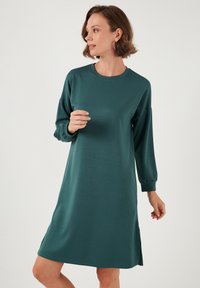 Unselected, dark green melange