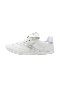 Witte sneaker met een gladde synthetische bovenkant, zilveren accenten, ronde neus en vetersluiting. Voorzien van een gevoerde zool voor comfort.