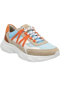 Sneaker mit einem Obermaterial aus beigem Wildleder und blauer Mesh, akzentuiert durch orangefarbene Riemen und einer weißen Sohle mit strukturierten Griffen. Die Schnürsenkel sind weiß mit schwarzen Details.