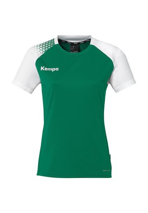 Groene sportshirt met korte witte mouwen. Bevat een geometrisch patroon op de linker schouder, gemaakt van lichtgewicht, ademend materiaal.