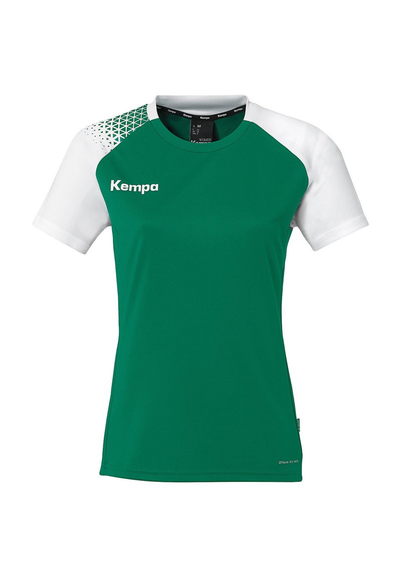 Maglietta sportiva verde con maniche bianche corte. Presenta un motivo geometrico sulla spalla sinistra, realizzata in materiale leggero e traspirante.