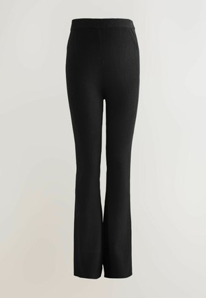 Sorte ribbede strikkede bukser med flare ben og elastisk talje, der har et struktureret stof for fleksibilitet og komfort.