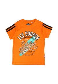 T-shirt en coton orange avec des manches rayées noires et un texte imprimé comprenant "Lee Cooper" et des graphiques sur le thème du surf. Design à manches courtes.
