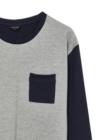 Maglietta grigia a maniche lunghe con colletto blu navy, taschino sul petto sinistro e maniche blu navy. Etichetta del brand "Calliope" all'interno del colletto.