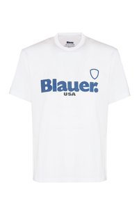 T-shirt bianco in cotone con logo blu "Blauer." e "USA" in nero. Collo rotondo standard e maniche corte, design minimalista.