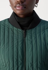 Scotch & Soda REVERSIBLE QUILTED - Bomber jakna - amsterdam green