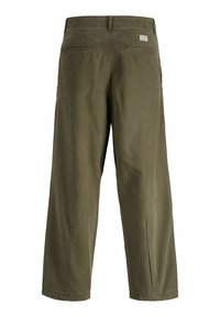 Pantaloni in cotone verde oliva con taglio dritto, dotati di due tasche posteriori e un piccolo etichetta del marchio vicino alla vita. Texture liscia.