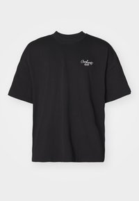 T-shirt nera in cotone con collo a giro e maniche corte, caratterizzata da un logo ricamato bianco sulla parte sinistra del petto.