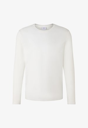 T-shirt blanc à manches longues et col rond avec un logo "B" subtil sur la poitrine, présenté sur un fond blanc uni.