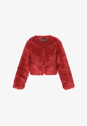 Piros műszőrme rövid kabát kerek nyakkivágással, hosszú ujjakkal és gombos zárással. Puha, textúrájú anyag, enyhén hullámos megjelenéssel.