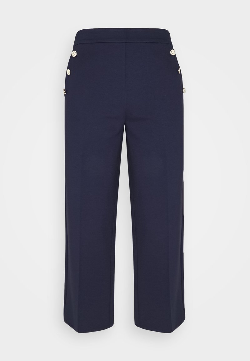 Pantalon à jambes larges bleu marine en tissu lisse, doté de boutons dorés sur le côté pour un accent et d'une coupe ajustée.