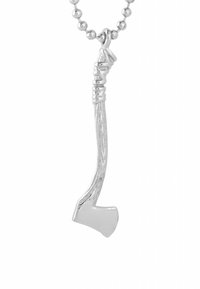 Pendente in argento a forma di ascia, con manico texturizzato e lama lucida, sospeso su una catena a pallini di metallo.