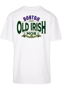 Tricou alb din bumbac, având un grafic mare verde cu textul "BOSTON OLD IRISH MOB" în culoare albastră și verde. Accentuat cu un design de trifoi.