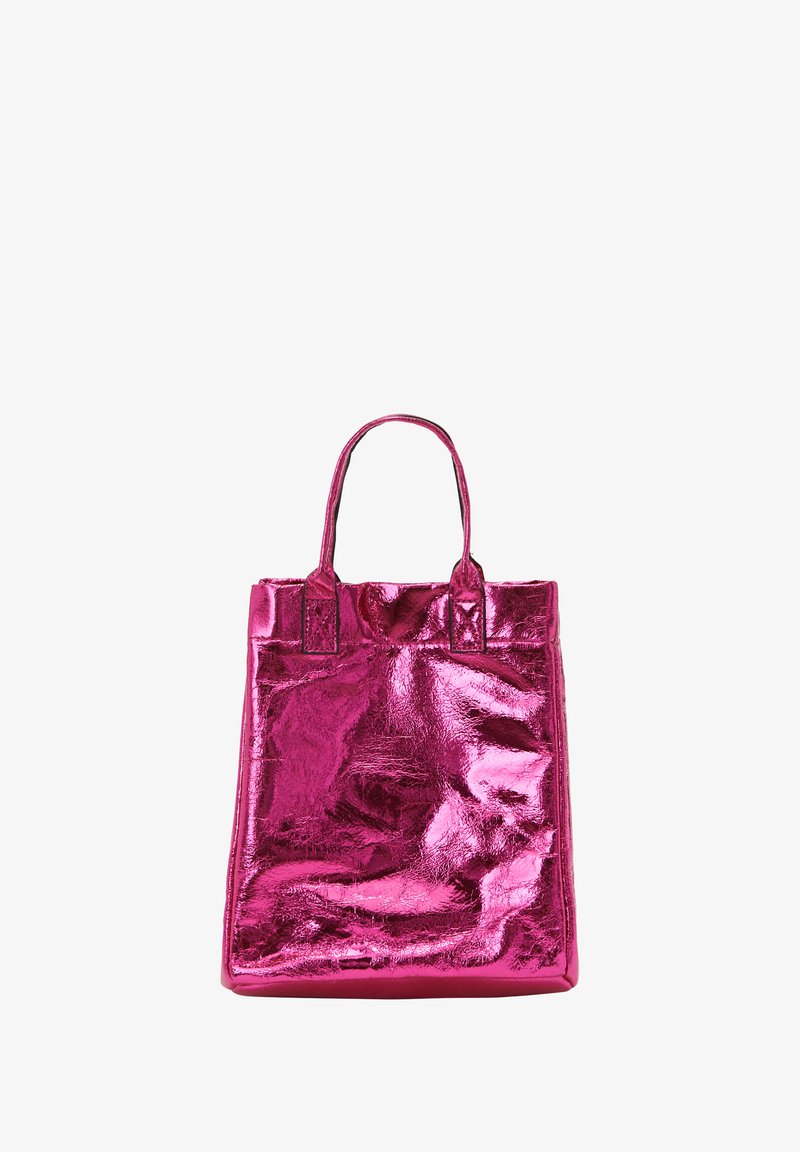 Vaunu vaaleanpunaisesta metallista, kiiltävällä pinnalla, suorakaiteen muotoinen, jossa on kaksi kahvaa ja minimaalinen ompelu.