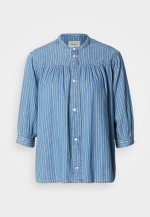 Chemise bleu clair à boutons avec des rayures blanches verticales, un col droit et des manches trois-quarts, confectionnée dans un tissu doux et texturé. Présente des détails froncés.