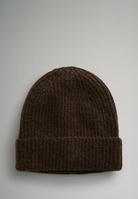 Brun strikket hue med ribbet struktur og opbukket kant. Fremstillet af blødt, varmt materiale, designet til komfort og varme.