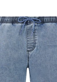 Traper šorts s elastičnom waistband-om, sa pertlom u svijetloplavoj boji. Tkanina ima izblijedjelu plavu nijansu s vidljivim šavovima.