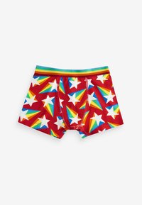 Røde boxershorts med et stjerne- og regnbuemønster, der har en blå og regnbue-stribet talje og blødt bomuldsstof.