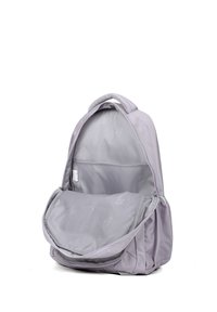 Zaino in tessuto lilla con un'ampia apertura, scomparti multipli e una fodera interna liscia. Presenta una maniglia superiore e una chiusura con zip.