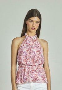 Haltertop aus softem, plissiertem Material mit einem pinken und lila abstrakten Muster, einem rüschierten Saum und einer taillierten Passform.